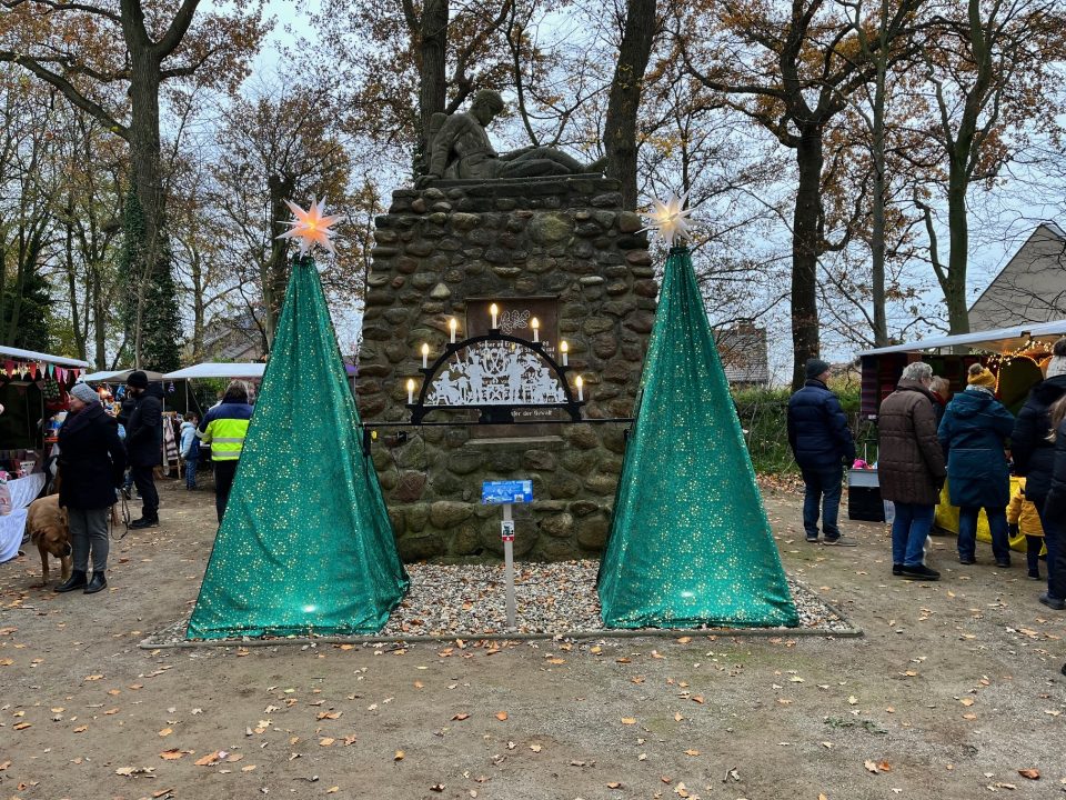 Sinsener Ehrenmal dekoriert