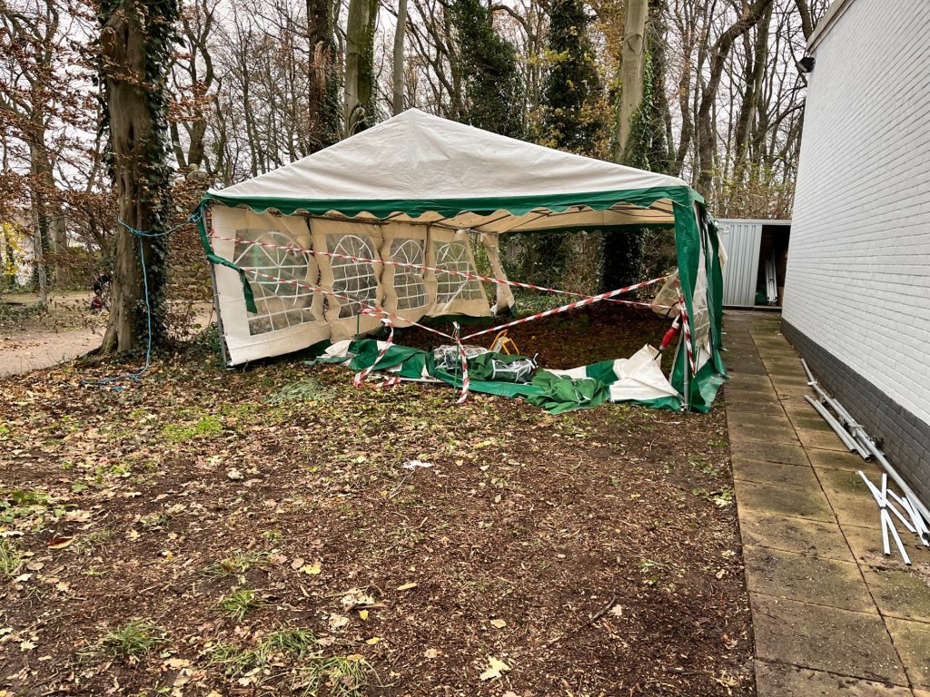 Großes Zelt nach Sturm