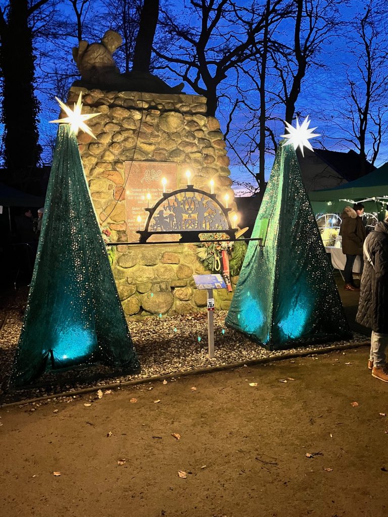 Ehrenmal mit Lichterbogen