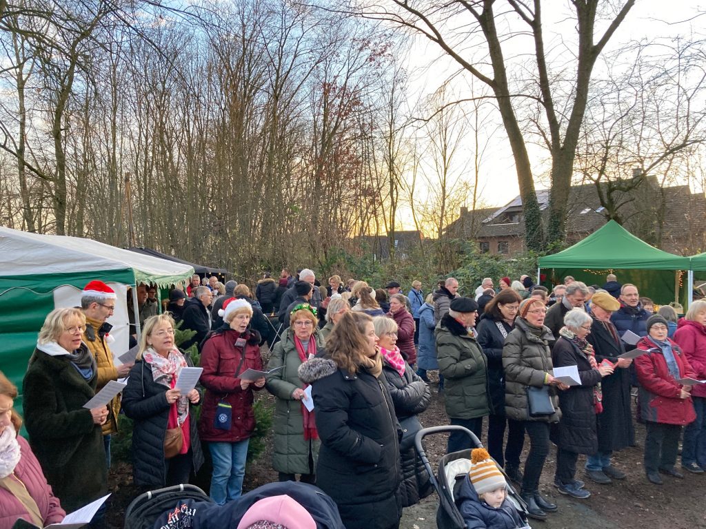 Weihnachtslieder singendes Publikum