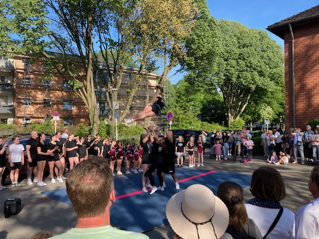 Maibaumsetzen Cheerleader im Einsatz