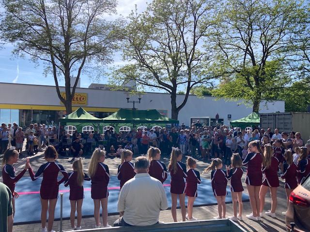 Maibaumfest Cheerleader