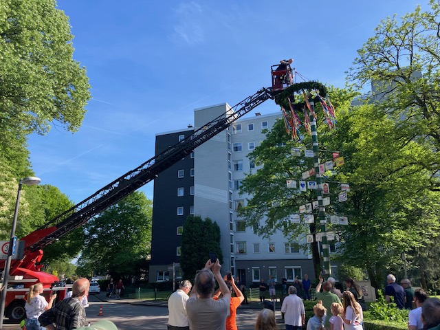 Maikranz setzen mit Drehleiter